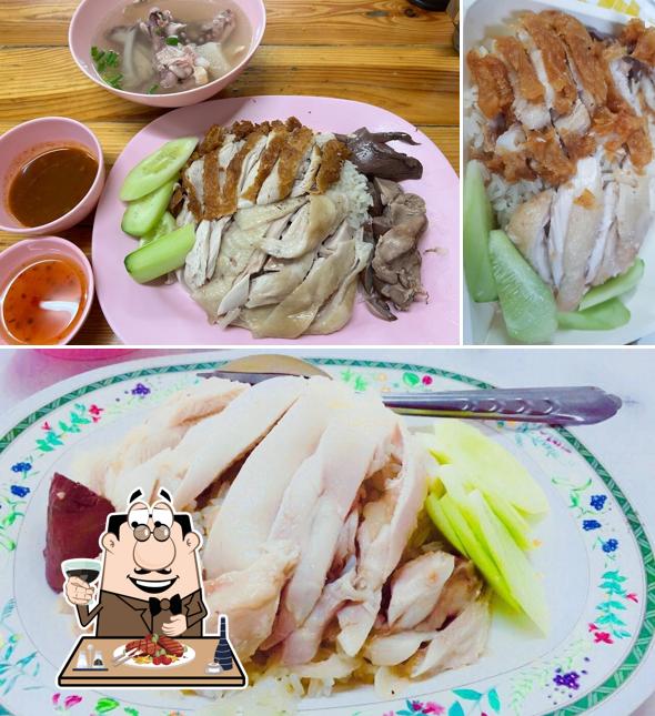 Pide un plato con carne en Mongkol Wattana Hainanese Chicken Rice