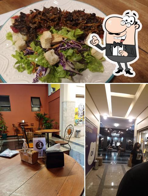 Esta é a imagem mostrando interior e comida no Acallento Café & Doce