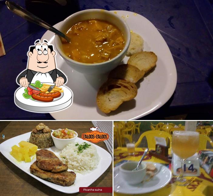 A imagem da comida e cerveja no Caldos e Caldos