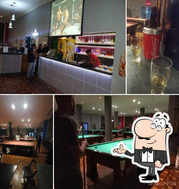 Sente em uma das mesas no Kuka Fresca Snooker Bar e Burguer