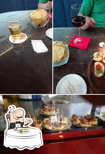 American Bar Saturno serve un'ampia varietà di dolci