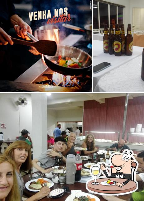 Entre diferentes coisas, comida e mesa de jantar podem ser encontrados a Hotel e Churrascaria Chiochetta