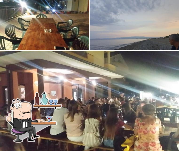 Dai un’occhiata alla foto che presenta la interni e esterno di Bull Burger