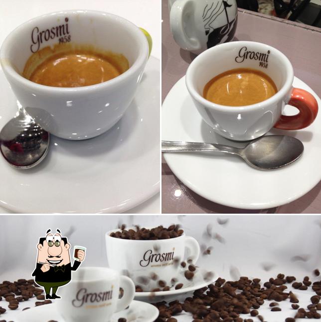 Goditi qualcosa da bere a Grosmi Caffè