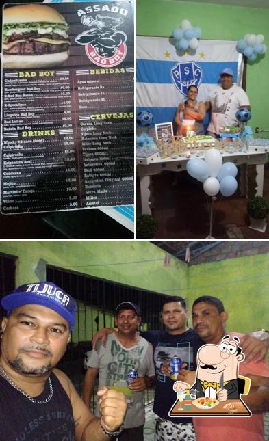 Confira a imagem ilustrando comida e balcão de bar no BAD BOY OFF ROAD