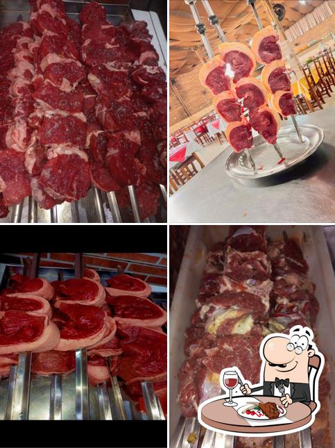 Pratos de carne são oferecidos no Nativa Churrascaria e Pizzaria GRILL