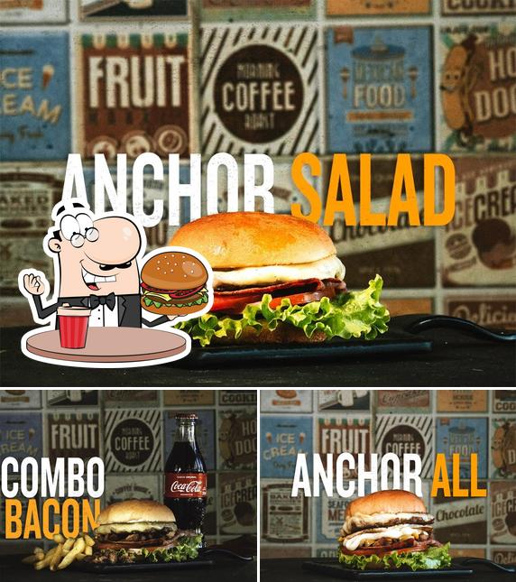 Delicie-se com um hambúrguer no ANCHOR COFFEE & BEER