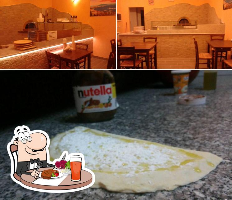 Dai un’occhiata alla immagine che mostra la tavolo da pranzo e cibo di Pizza Planet da Carmine