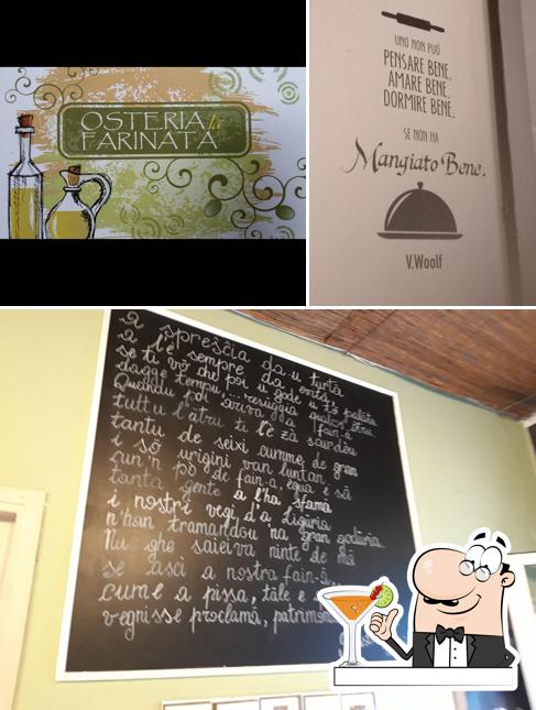 Parmi les diverses choses de la boire et la tableau noir, une personne peut trouver sur Osteria La Farinata