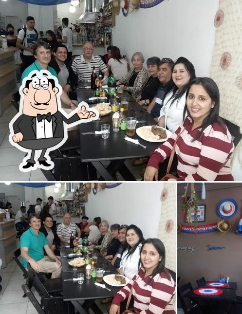 Sente em uma das mesas no TEMBI'U cozinha paraguaia