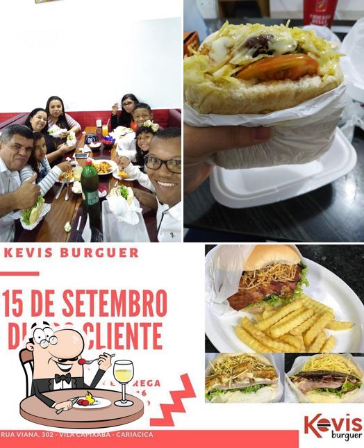 Esta é a imagem mostrando comida e mesa de jantar no Kevis Burguer