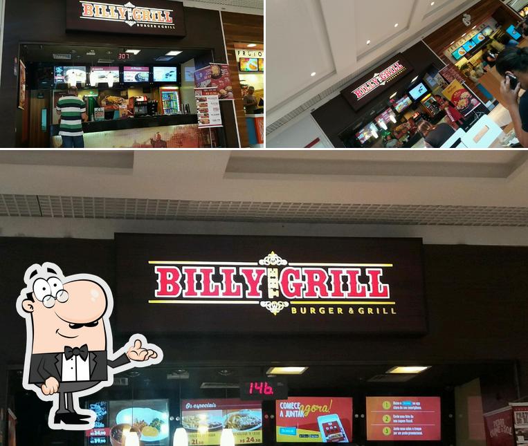 Sente em uma das mesas no Billy The Grill