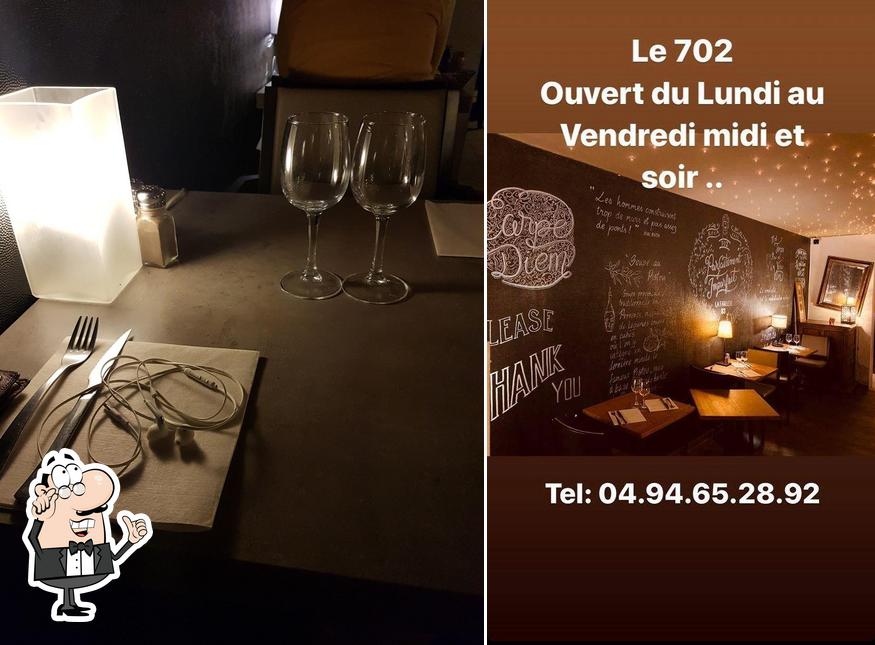 Installez-vous à l'une des tables de Restaurant le 702