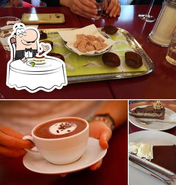 Götterspeise Chocolaterie & Cafe serviert eine Auswahl von Desserts 