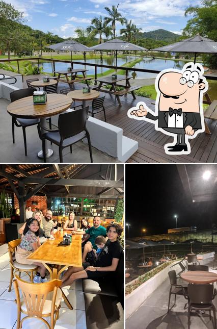 Sente em uma das mesas no GutBrau Expoville