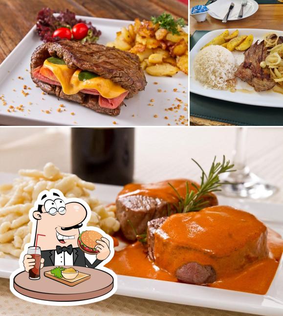 Experimente um hambúrguer no Restaurante Floresta Negra