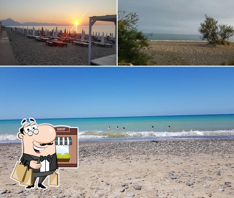 Goditi la vista dall'area esterna di Lido Gorgo Beach