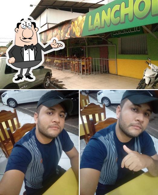 Sente em uma das mesas no Churrascaria e Pizzaria Lago Verde