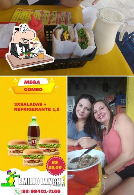 A foto da comida e bebida no Emílio Lanche