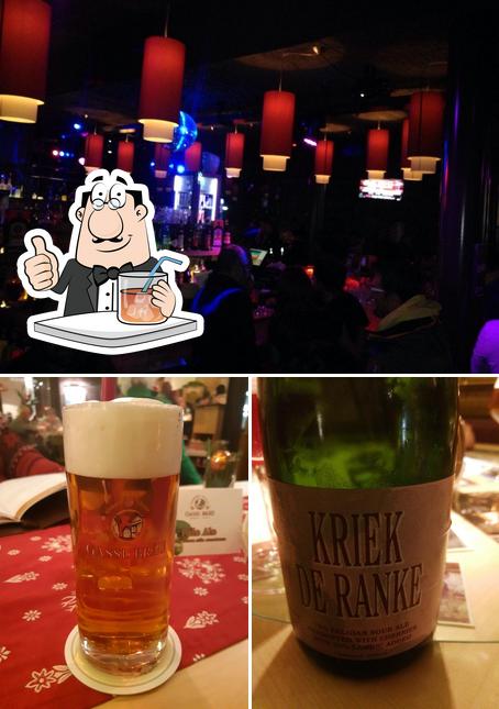 La immagine di bevanda e bancone da bar da Gassl Bräu