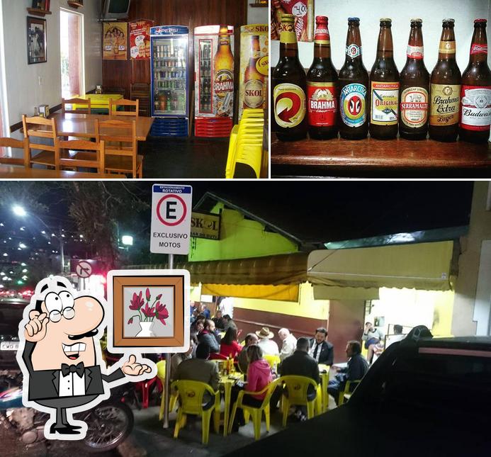 A interior e cerveja do restaurante