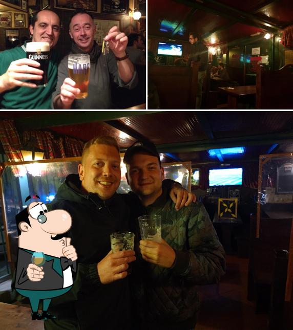 Questa è la immagine che mostra la bancone da bar e interni di The Tartan Pub