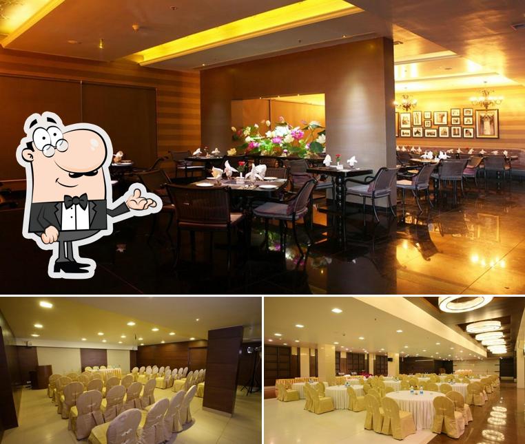 Take a seat at one of the tables at Hotel Shelton Rajamahendri