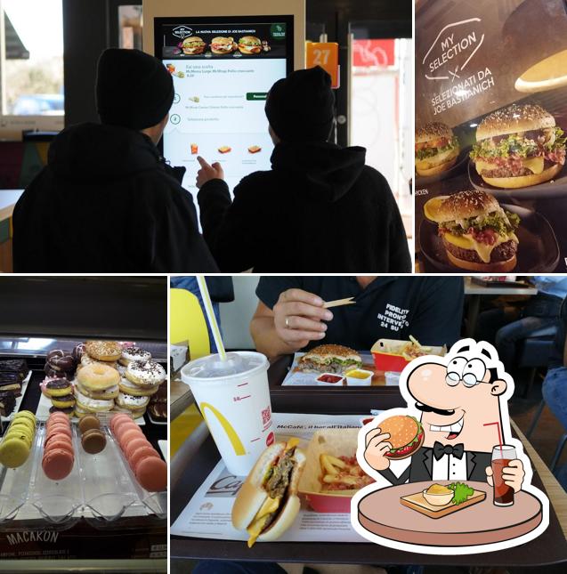 Ordina un hamburger a McDonald's Treviglio