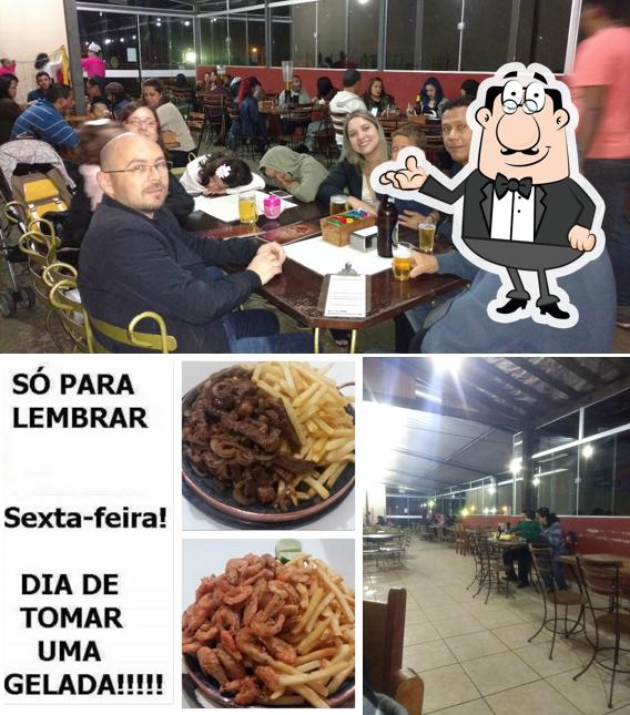 Sente em uma das mesas no Sapucaia Bar