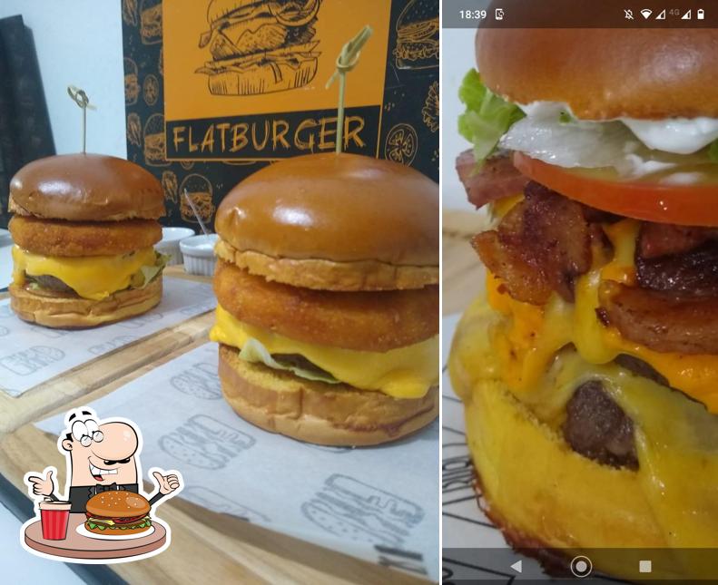 Experimente um dos hambúrgueres disponíveis no Hamburgueria FlatBurger