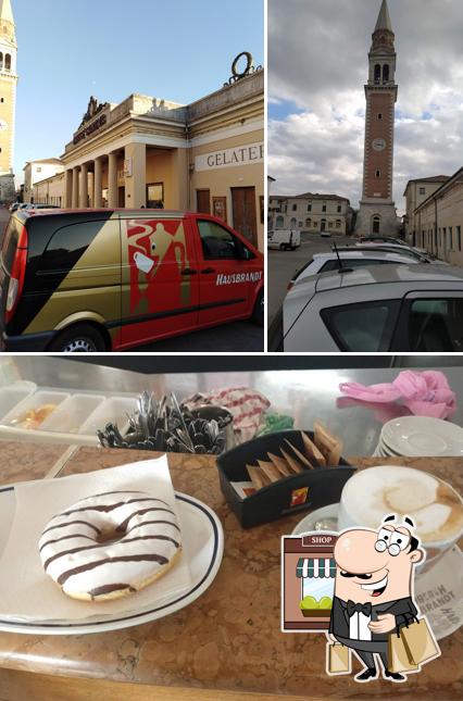 Questa è la immagine che raffigura la esterno e bevanda di Caffè Canova