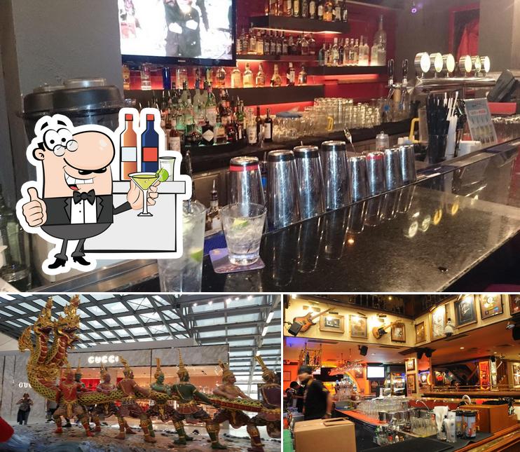 Las fotografías de barra de bar y exterior en Hard Rock Cafe Bangkok