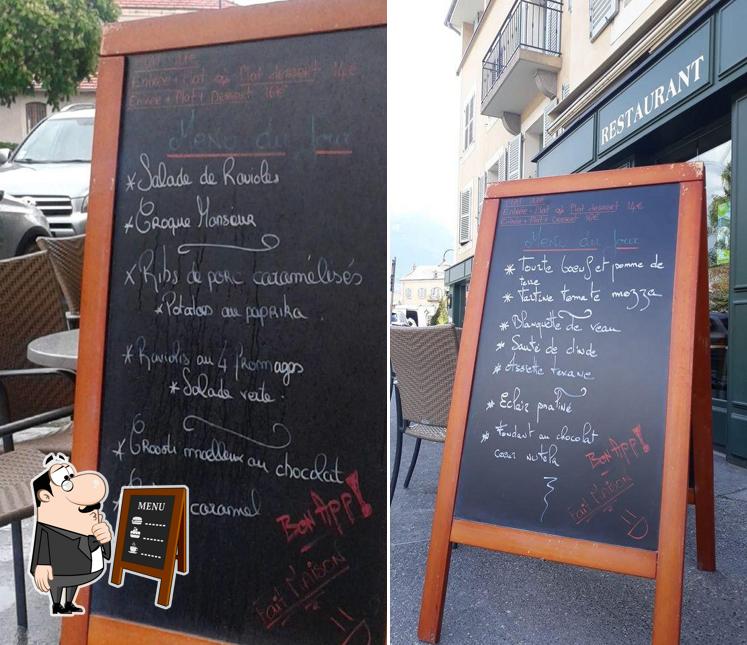 Essayez les plats du jour affichés sur le tableau