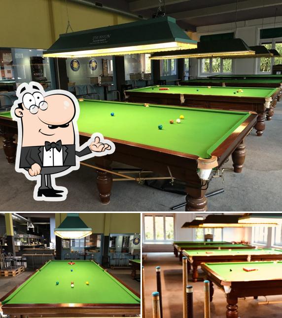 Siediti a un tavolo di Benteli's Snooker Pool Darts Bar Lounge Kultur