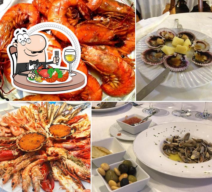 В "Marisquería Civera" вы можете попробовать разнообразные блюда с морепродуктами