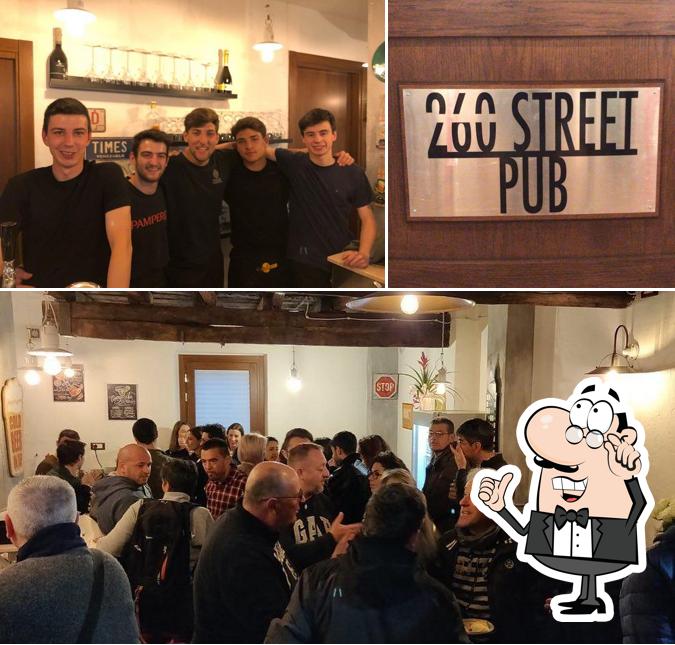 La immagine di interni e bancone da bar da 260 Street Pub