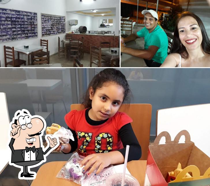 Sente em uma das mesas no C & L Colega - Lanchonete e Pizzaria