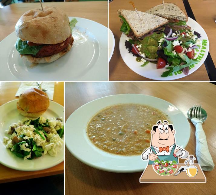 Salade grecque à Healthy Monkey Cafe - Langley