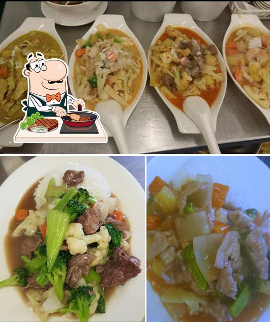 Order meat dishes at Nakontong Thai