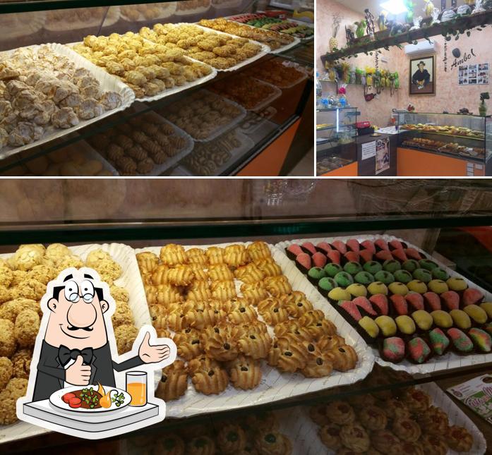 Tra le varie cose da L'alba Dei Sensi si possono trovare la cibo e esterno