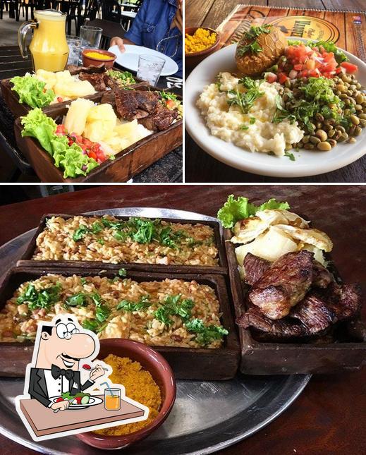 A comida e interior do restaurante