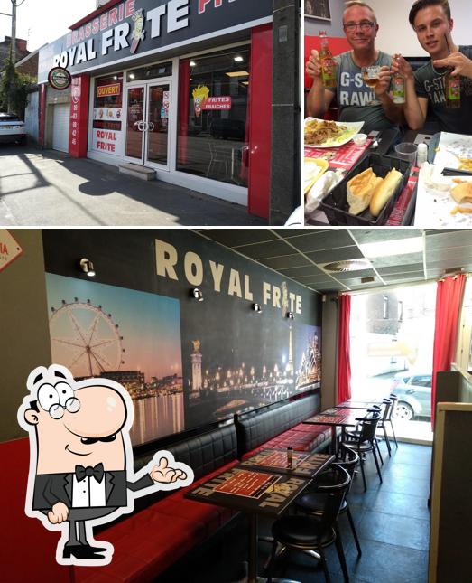 L’image de la intérieur et nourriture de Royal Frite’s