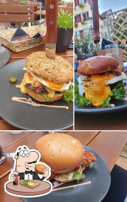 Essayez un hamburger à Restaurant HILLS - Burgerclub & Steakhouse