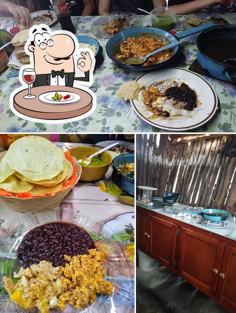 Фотография, на которой видны еда и внутреннее оформление в almuerzos doña esperanza