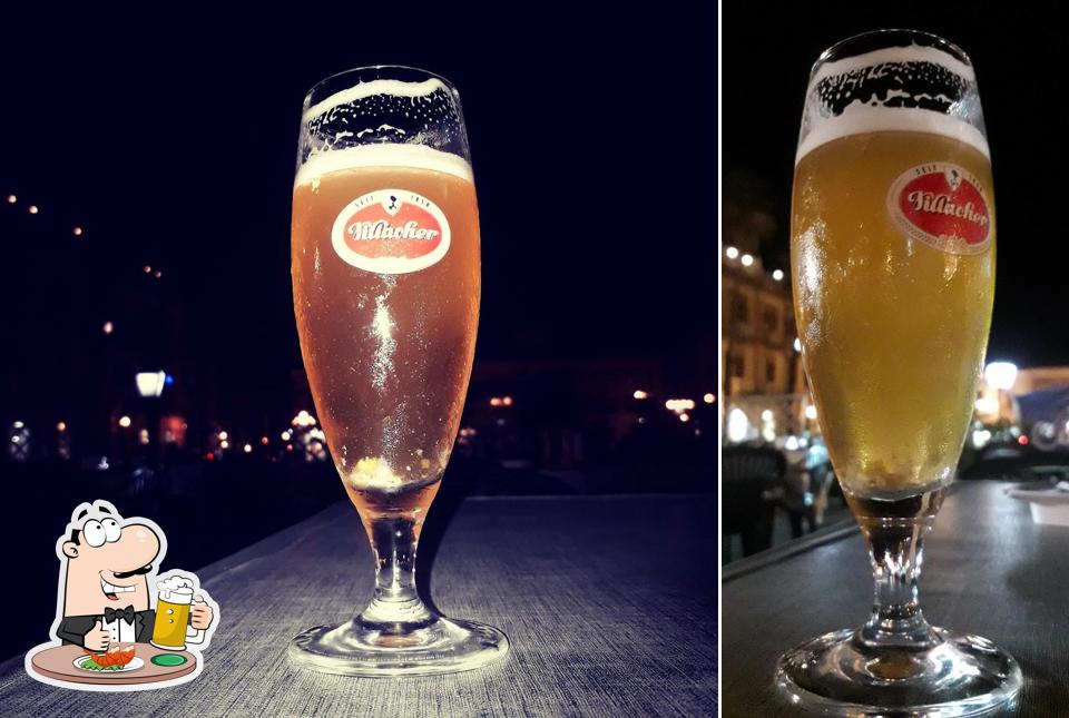 Puoi ordinare un rinfrescante bicchiere di birra chiara o scura