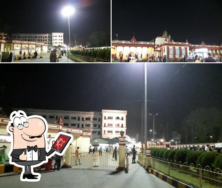 Check out how Dakshineswar Temple Food Plaza looks outside