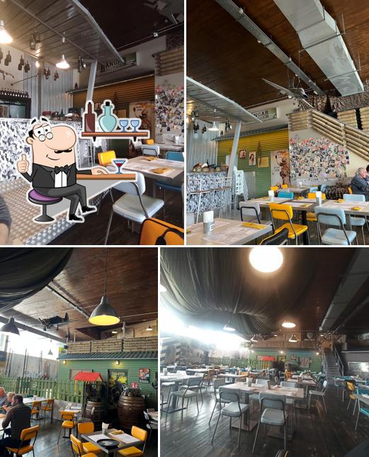 Gli interni di Hangar Burger
