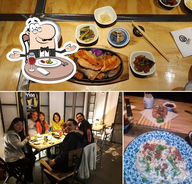 Confira a ilustração ilustrando mesa de jantar e comida no Yoshi Izakaya Bar e Restaurante