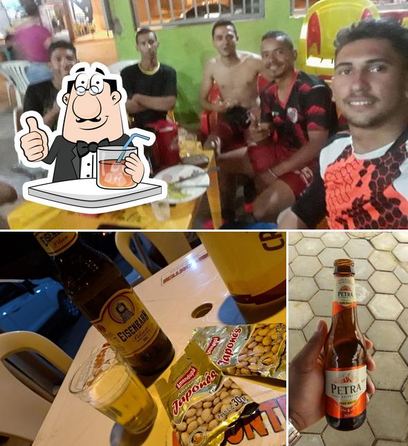 Confira a ilustração apresentando bebida e balcão de bar no Distribuidora De Bebidas Dos Amigos