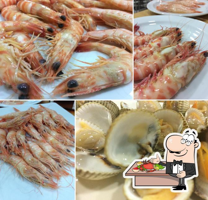 Try out seafood at Marisquería La Mar de Fresquita